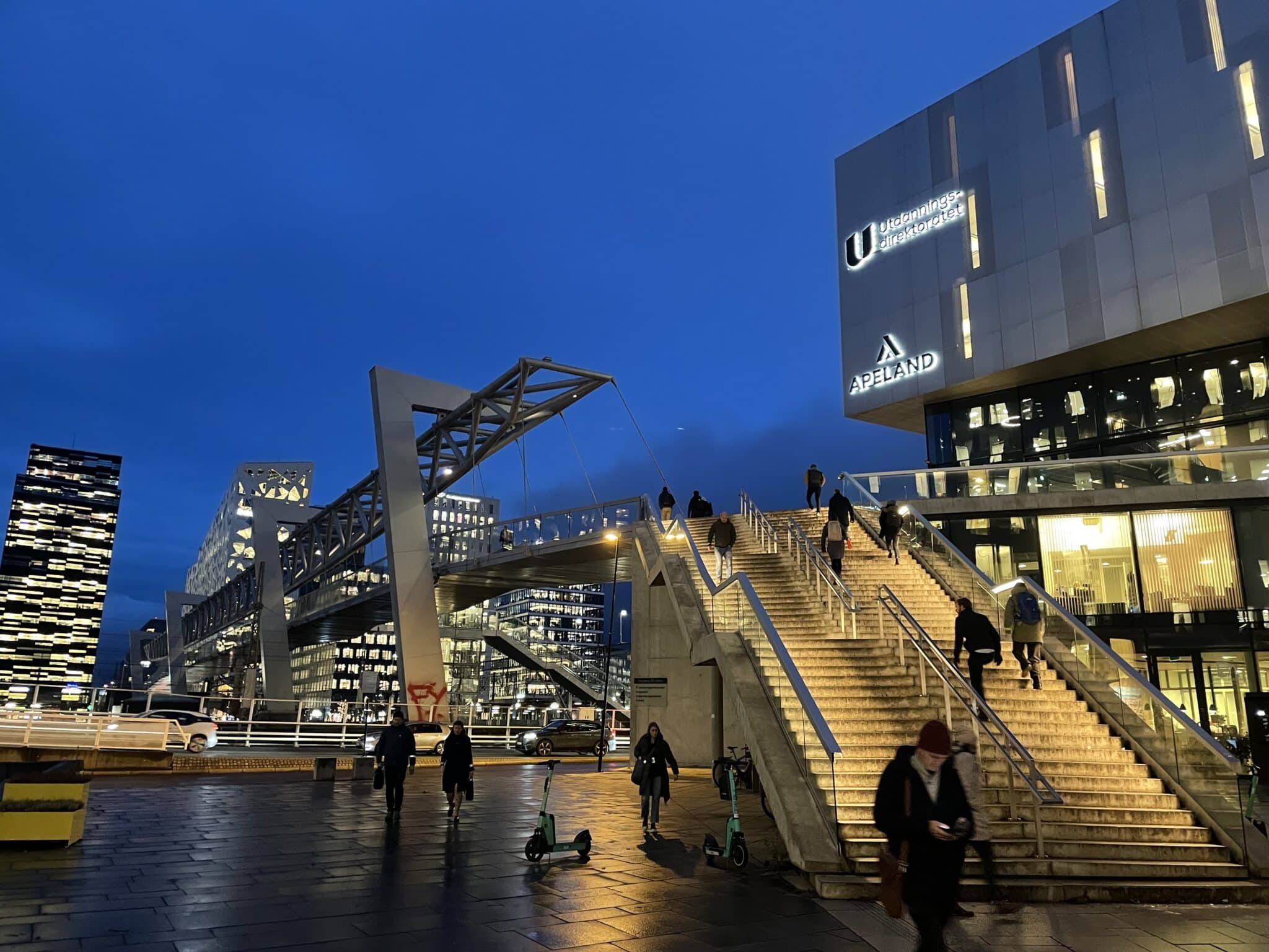 Inngangen til Apelands kontorer, ved gangbroen over til Barcode i Oslo.