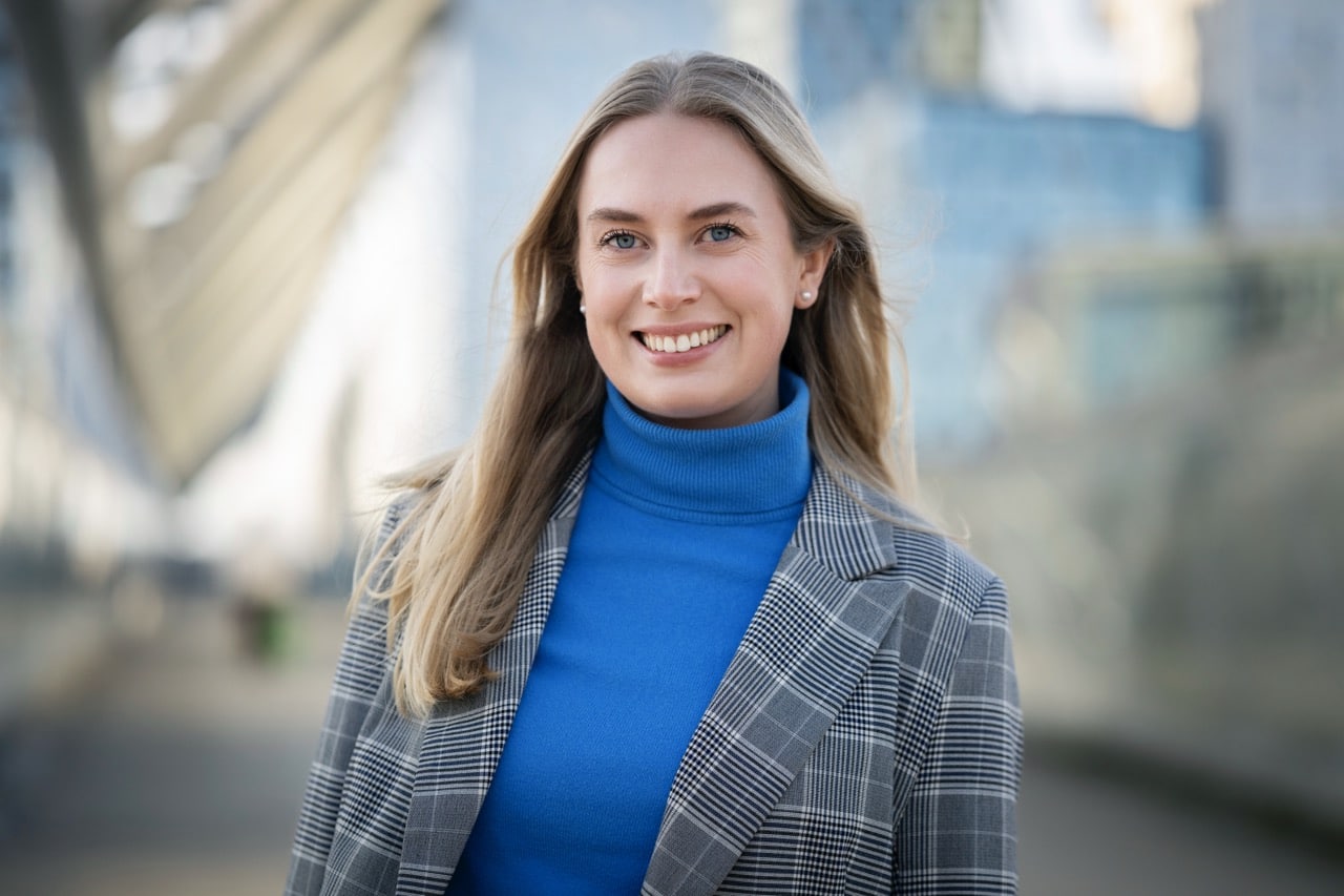 Portrettbilde av Frida Følstad Lund, medierådgiver i Apeland